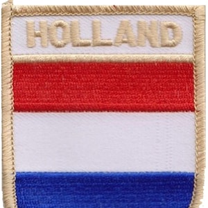Puede incluir: Un parche bordado de color rojo, blanco y azul con la palabra "HOLLAND" en letras doradas.