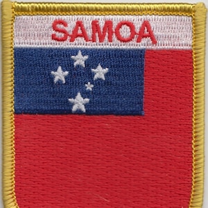 Op de afbeelding: Een geborduurde patch met de vlag van Samoa. De patch is rood met een wit bovenste gedeelte met het woord "SAMOA" in rode letters. Het blauwe gedeelte eronder heeft vijf witte sterren. De patch is omzoomd met een gouden rand.