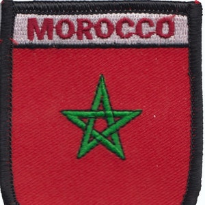 Op de afbeelding: Een rood geborduurd patch met een groene vijfpuntige ster in het midden en het woord "MOROCCO" in witte letters bovenaan.