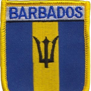 Könnte beinhalten: Ein gestickter Aufnäher mit der Flagge von Barbados. Der Aufnäher ist gelb, blau und schwarz mit dem Wort "BARBADOS" in weißen Buchstaben. Das Flaggenmuster beinhaltet einen gelben vertikalen Streifen mit einem schwarzen Dreizacksymbol und zwei blauen vertikalen Streifen.