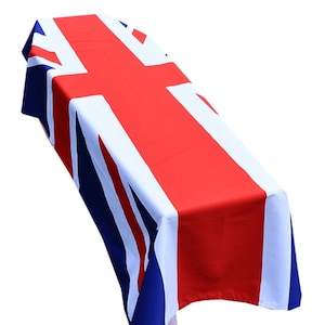 Könnte beinhalten: Eine rot-weiß-blaue Tischdecke mit dem Design der Union Jack-Flagge. Die Tischdecke ist über einen Tisch gelegt und hat ein leicht zerknittertes Aussehen.