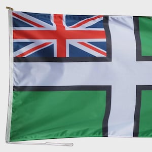 Peut inclure: Un drapeau rectangulaire composé d'un champ vert divisé par une croix blanche aux bordures noires fines. Le canton supérieur gauche présente l'Union Jack, composé de rouge, de blanc et de bleu. Le drapeau est fixé à un fourreau blanc vertical.