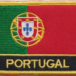 Könnte beinhalten: Ein gestickter Aufnäher mit dem portugiesischen Wappen in Grün, Rot und Gelb, mit der Aufschrift "PORTUGAL" in gelben Buchstaben auf schwarzem Hintergrund.
