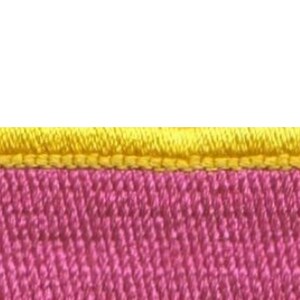 K&ouml;nnte beinhalten: Nahaufnahme eines pinkfarbenen Stoffes mit einem gelben, gesteppten Rand. Der Stoff hat eine strukturierte, gewebte Optik.