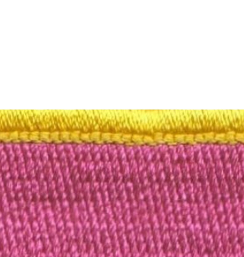 K&ouml;nnte beinhalten: Nahaufnahme eines pinkfarbenen Stoffes mit einem gelben, gesteppten Rand. Der Stoff hat eine strukturierte, gewebte Optik.