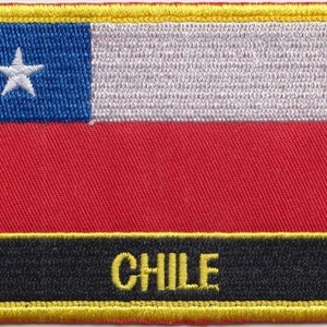 Può includere: Un toppa di bandiera cilena rossa, bianca e blu con un bordo giallo e la parola "CHILE" in lettere gialle su sfondo nero.