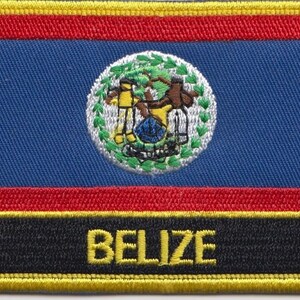 Può includere: Una toppa rettangolare ricamata con la bandiera del Belize. La bandiera è blu con una striscia rossa e nera in alto e in basso. Al centro della bandiera si trova lo stemma del Belize, un cerchio bianco con una ghirlanda verde e uno scudo rosso e giallo. Il testo "BELIZE" è ricamato in giallo su uno sfondo nero nella parte inferiore della toppa.