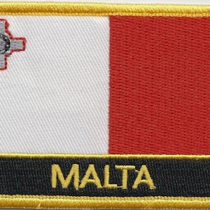 Könnte beinhalten: Ein roter und weißer gestickter Aufnäher mit einem Malteserkreuz und dem Wort "MALTA" in goldenen Buchstaben. Der Aufnäher hat einen schwarzen Rand und einen goldenen Außenrand.
