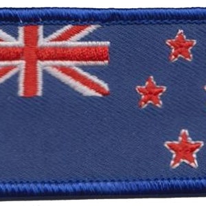 Könnte beinhalten: Gestickter Aufnäher mit der Flagge Neuseelands. Das Design zeigt den Union Jack in der oberen linken Ecke, vier rote Sterne und einen blauen Hintergrund mit blauem Rand.