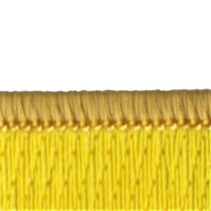 K&ouml;nnte beinhalten: Nahaufnahme von gelbem Stoffbesatz mit Fransenkante. Der Besatz hat eine subtile Textur und einen goldenen Faden, der durch ihn verl&auml;uft.