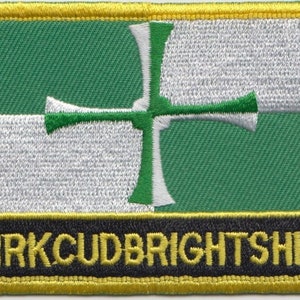 Op de afbeelding: Een geborduurde patch met een groen en wit ontwerp, een gouden rand en de tekst "KIRKCUDBRIGHTSHIRE" in gele letters op een zwarte achtergrond.
