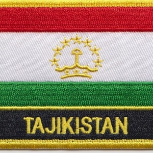 Puede incluir: Parche bordado con la bandera de Tayikistán. La bandera es roja, blanca, verde y negra con un emblema dorado en el centro. El emblema presenta una corona, un árbol estilizado y siete estrellas. Las palabras "TAJIKISTAN" están bordadas en oro en la banda negra.