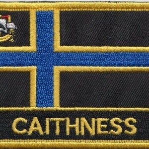Może przedstawiać: Naszywka haftowana w kolorze czarnym i złotym z niebieskim krzyżem i napisem "CAITHNESS".