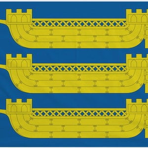 Peut inclure: Un drapeau bleu avec trois galères jaunes. Chaque galère a une structure en forme de château à l'arrière et un motif décoratif le long du pont. Le drapeau a une bordure blanche sur le côté gauche.