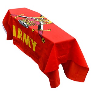 Könnte beinhalten: Ein roter Stoff, der über einen Tisch gelegt ist, mit einem gelben "ARMY"-Logo und einer Krone mit gekreuzten Schwertern in der Mitte.