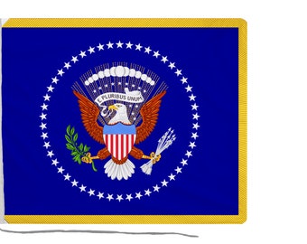 Pode incluir: Uma bandeira azul com franjas douradas e um círculo branco de estrelas que circunda o Selo Presidencial dos Estados Unidos. O selo apresenta uma águia careca com um escudo no peito, ramos de oliveira em sua garra esquerda e flechas em sua garra direita. O texto "E PLURIBUS UNUM" está escrito em um rolo acima da águia.