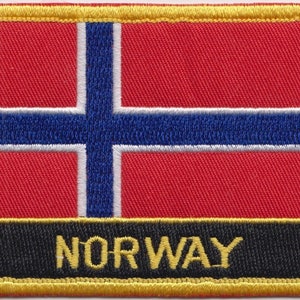 Può includere: Una toppa ricamata con la bandiera della Norvegia, con la scritta "NORWAY" in lettere gialle su sfondo nero. La toppa è bordata da un bordo giallo.