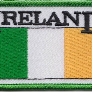 Könnte beinhalten: Ein gestickter Aufnäher mit der irischen Flagge in Grün, Weiß und Orange, mit dem Wort "IRELAND" in schwarzen Buchstaben.