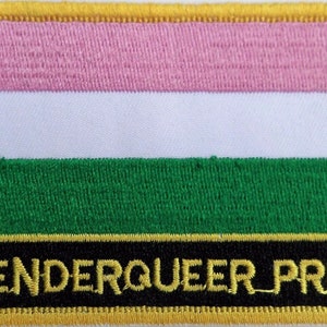 Op de afbeelding: Een genderqueer pride-vlagpatch met roze, witte en groene strepen. De patch heeft een gouden rand en een zwarte achtergrond met de tekst "GENDERQUEER PRIDE" in gouden letters.