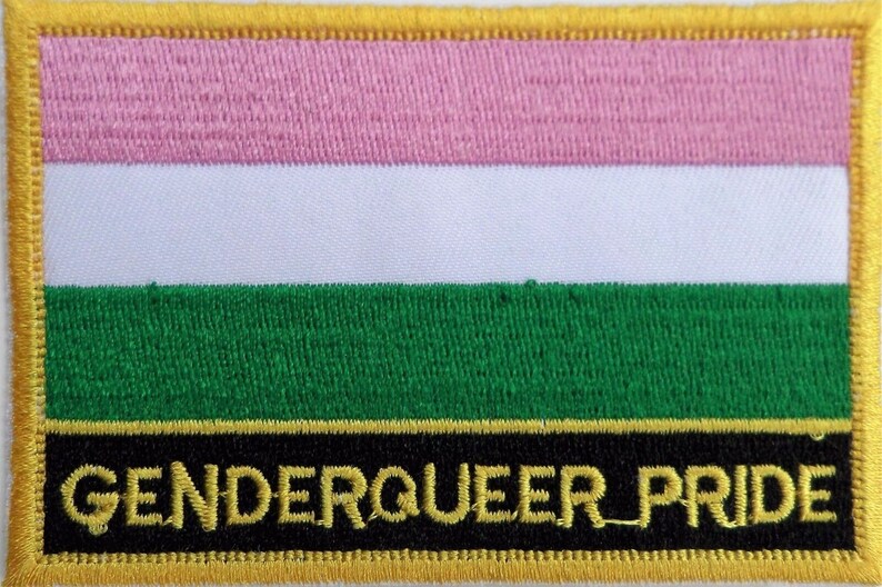 K&ouml;nnte beinhalten: Ein Genderqueer-Pride-Flaggen-Patch mit rosa, wei&szlig;en und gr&uuml;nen Streifen. Der Patch hat einen goldenen Rand und einen schwarzen Hintergrund mit dem Text "GENDERQUEER PRIDE" in goldenen Buchstaben.