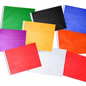Puede incluir: Una colección de cuadernos de colores, cada uno con una cubierta de diferente color, incluyendo verde, negro, azul, morado, amarillo, naranja, rojo y blanco. Los cuadernos tienen encuadernación blanca.
