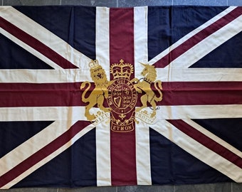 United Kingdom UK Union Jack Royal Crest Fully Sewn Flag 152cm x 101cm - 6 Eyelets