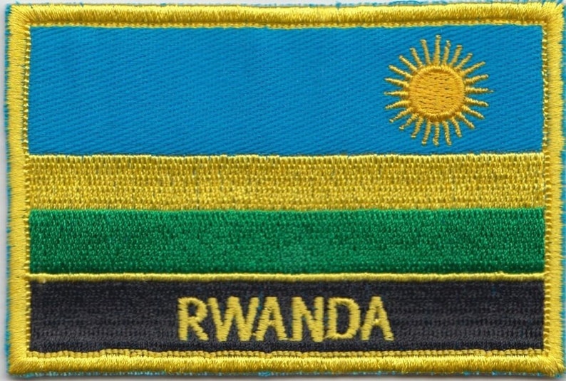Puede incluir: Un parche bordado con la bandera de Ruanda, con la palabra "RWANDA" en letras amarillas sobre un fondo negro.