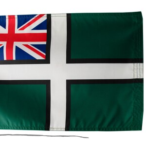 Peut inclure: Un drapeau vert et blanc avec un Union Jack dans le coin supérieur gauche. Le drapeau a une croix blanche avec une bordure noire sur un fond vert.