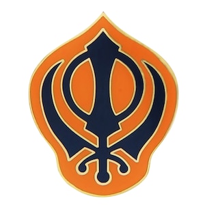 Könnte beinhalten: Ein goldfarbenes Khanda-Symbol, ein religiöses Symbol des Sikhismus, mit einem blauen Zentrum und einem orangefarbenen Hintergrund.