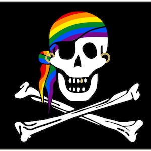 Peut inclure: Un drapeau de pirate noir avec un crâne et des os croisés blancs. Le crâne porte un bandana arc-en-ciel et des boucles d'oreilles en or.