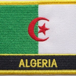 Peut inclure: Un patch brodé représentant le drapeau de l'Algérie. Le patch est vert, blanc et rouge avec un croissant de lune et une étoile. Il a une bordure noire et le mot "ALGÉRIE" en lettres jaunes.
