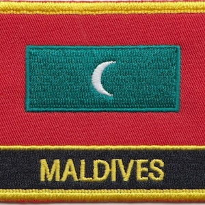Op de afbeelding: Een geborduurde patch met de vlag van de Maldiven. De patch is rood met een groene rechthoek met een witte halve maan. Het heeft een zwarte rand met het woord "MALDIVES" in gele letters.