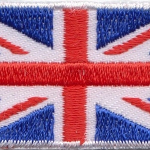 Può includere: Una piccola toppa ricamata con la bandiera Union Jack. La bandiera è rossa, bianca e blu su sfondo bianco.