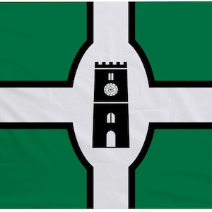 Peut inclure: Drapeau rectangulaire vert avec une croix blanche bordée de noir. Au centre, une silhouette noire d'une tour avec une horloge. Le drapeau est équipé d'œillets sur le côté gauche.