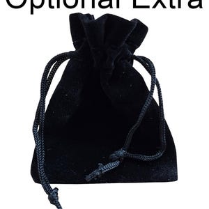 Puede incluir: Una bolsa de terciopelo negro con cord&oacute;n de ajuste negro.