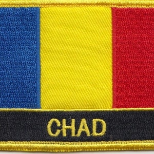 Könnte beinhalten: Ein gestickter Aufnäher in den Farben Blau, Gelb und Rot mit dem Wort "CHAD" in gelben Buchstaben auf schwarzem Hintergrund.