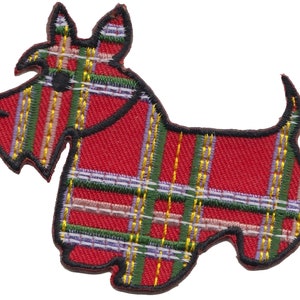 Peut inclure: Patch brodé en forme de terrier écossais en tissu rouge, vert et jaune à carreaux.