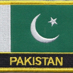 Op de afbeelding: Een geborduurde patch met de vlag van Pakistan. De patch is groen met een witte halve maan en ster, en heeft een witte streep aan de linkerkant. Het woord "PAKISTAN" staat in gele letters op een zwarte achtergrond.