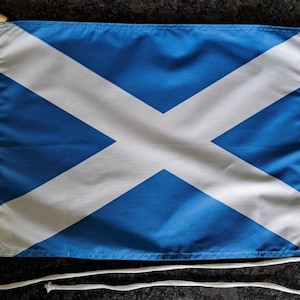 Può includere: Una bandiera blu con una croce bianca diagonale, nota come Saltire, che rappresenta la Scozia.