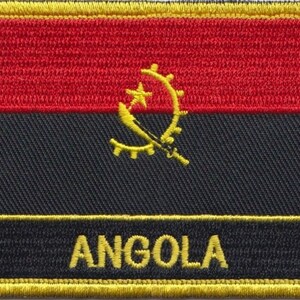 Puede incluir: Parche bordado con la bandera de Angola. La bandera es roja, negra y amarilla con un engranaje amarillo y una estrella en el centro. La palabra "ANGOLA" está escrita en letras amarillas en la parte inferior del parche.