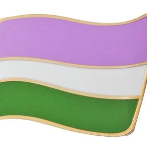 Può includere: Uno spillo dorato con un design a bandiera ondeggiante. La bandiera ha tre strisce orizzontali: lavanda, bianco e verde.