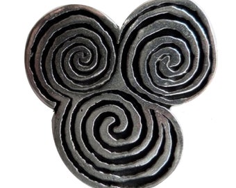 Keltische Dreifach Spirale große Zinn Pin Abzeichen - Hand Made in Cornwall