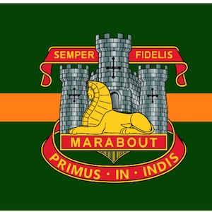 Op de afbeelding: Een groene vlag met een gouden leeuw en een grijs kasteel in het midden. Het kasteel heeft twee torens en een rode vlag met de woorden "Marabout" en "Primus in Indis". De vlag heeft ook de woorden "Semper Fidelis" erop.