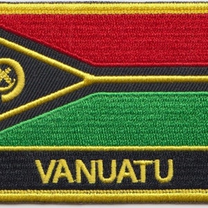 Könnte beinhalten: Ein gestickter Aufnäher in Schwarz, Rot, Grün und Gelb mit dem Wort "VANUATU" in gelben Buchstaben.