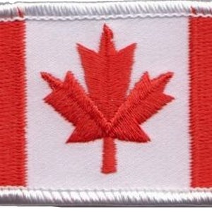 Może przedstawiać: Naszywka z haftowanej kanadyjskiej flagi w kolorze czerwonym i białym z czerwonym liściem klonu w środku.