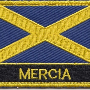 Op de afbeelding: Een geborduurde patch in blauw en geel met het woord "MERCIA" in gele letters op een zwarte achtergrond.