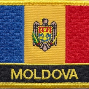Könnte beinhalten: Ein gestickter Aufnäher mit den Farben der moldauischen Flagge, mit dem Staatswappen im Zentrum und dem Wort "MOLDOVA" in gelben Buchstaben auf schwarzem Hintergrund.