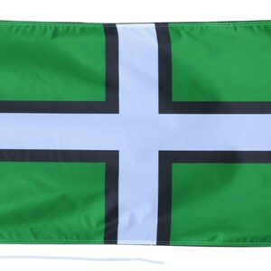 Peut inclure: Un drapeau vert avec une croix blanche et des bordures noires. La croix est centrée sur le drapeau et s'étend jusqu'aux bords.