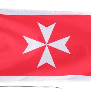 Può includere: Una bandiera rossa con una croce bianca di Malta al centro. La bandiera ha un bordo bianco.