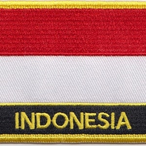 Pode incluir: Um remendo bordado com a bandeira da Indonésia em vermelho, branco e preto com uma borda amarela. A palavra "INDONESIA" é bordada em letras amarelas.